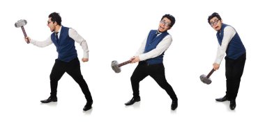 Genç adam beyaz izole çekiç tutma