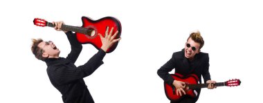Adam gitar çalan beyaz izole