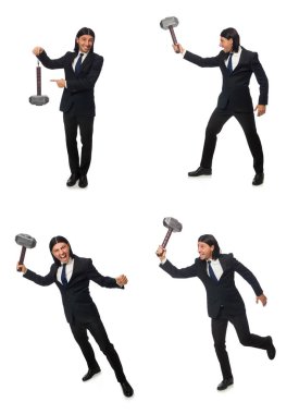 Yakışıklı işadamı beyaz izole çekiç tutma