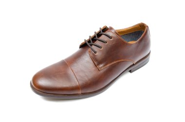 Kahverengi ayakkabılar beyaz arkaplanda izole edilmiş