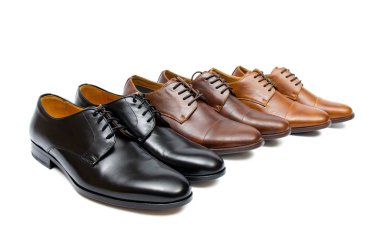 Beyaz arka plan üzerinde izole ayakkabı seçimi