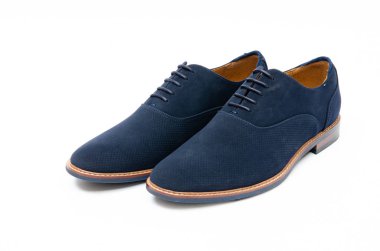 Beyaz arka plan üzerinde izole mavi süet ayakkabı