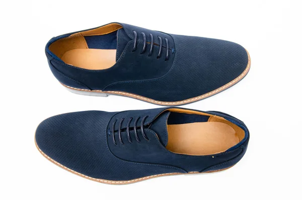 Синие замшевые туфли на белом фоне — стоковое фото