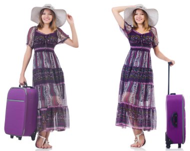 Bavullu genç bir kadın beyaz üzerine izole edilmiş. 