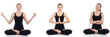 Bağdaş kurup oturmuş ve yoga yaparken genç kadın 