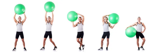 Человек со швейцарским мячом делает упражнения на белом — стоковое фото