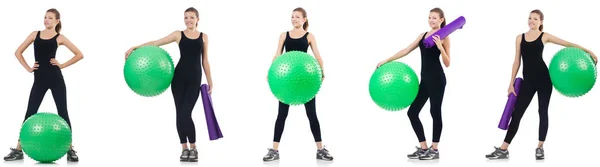 Jeune femme faisant des exercices avec fitball — Photo