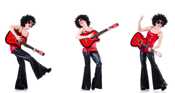 Kadında afro peruk gitar çalmak — Stok fotoğraf