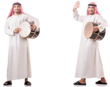Arap adam beyaz izole davul ile