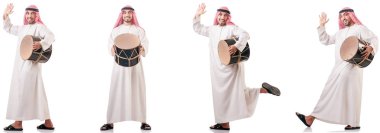 Arap adam beyaz izole davul ile