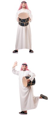 Arap adam beyaz izole davul ile