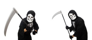 Beyaz izole tırpan ile korkunç canavar 