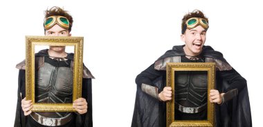 Zırh takım elbiseli Genç komik adam 