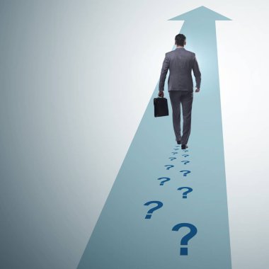 Soru patika üzerinde çekip işadamı