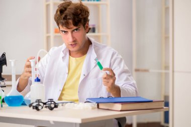 Deneyler ve testler yapan çılgın bir kimyager.