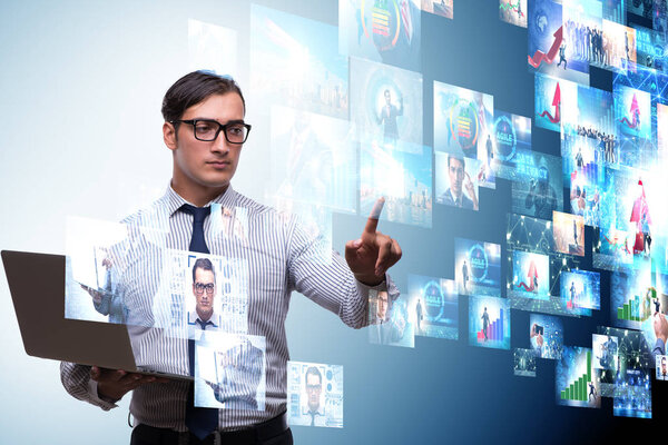 Концепция потокового видео с бизнесменом
