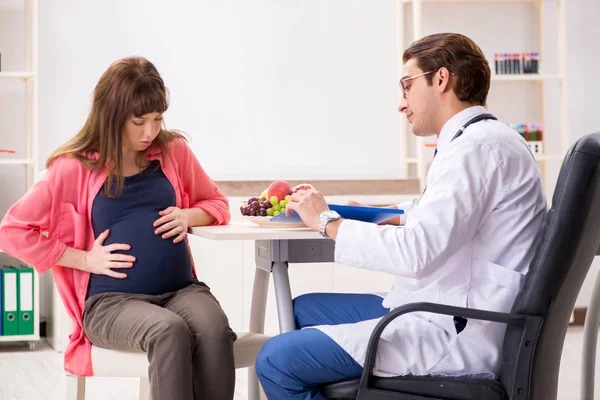 Zwangere vrouw op bezoek arts bespreken gezonde voeding — Stockfoto