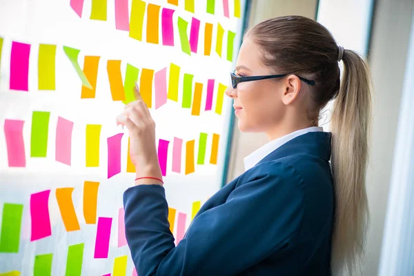 Beautiful female employee with many conflicting priorities — Stock Photo, Image