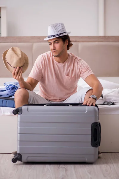 Hombre con maleta en el dormitorio esperando el viaje — Foto de Stock