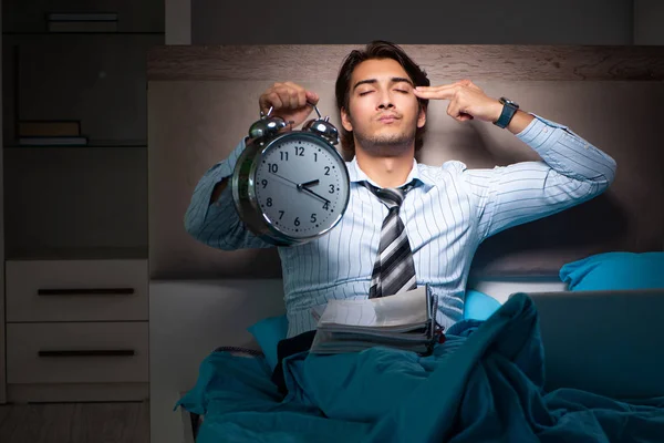 Hombre de negocios cansado trabajando horas extras en casa por la noche —  Fotos de Stock