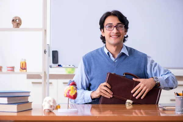 Joven profesor de anatomía docente — Foto de Stock