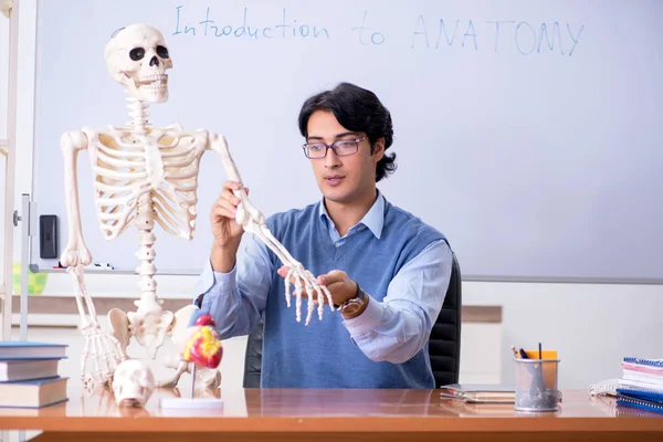 Joven profesor de anatomía docente — Foto de Stock