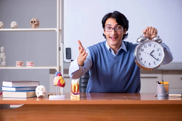 Joven profesor de anatomía docente — Foto de Stock