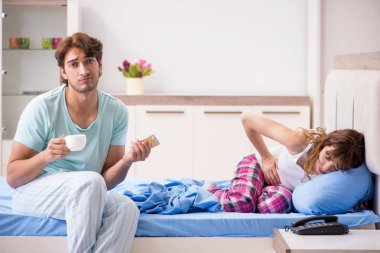 Sonra yatak odasında hasta kadını arayan genç koca 