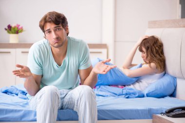 Yatak odasında genç Çift 