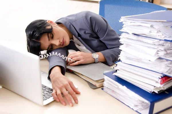 Geschäftsfrau mittleren Alters unzufrieden mit exzessiver Arbeit — Stockfoto