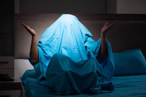 Молодий чоловік злякався у ліжку, маючи кошмари — стокове фото