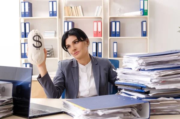 Mellersta åldern businesslady missnöjda med överdriven arbete — Stockfoto