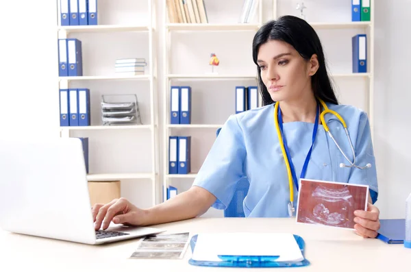 Medico ginecologo donna che lavora in clinica — Foto Stock