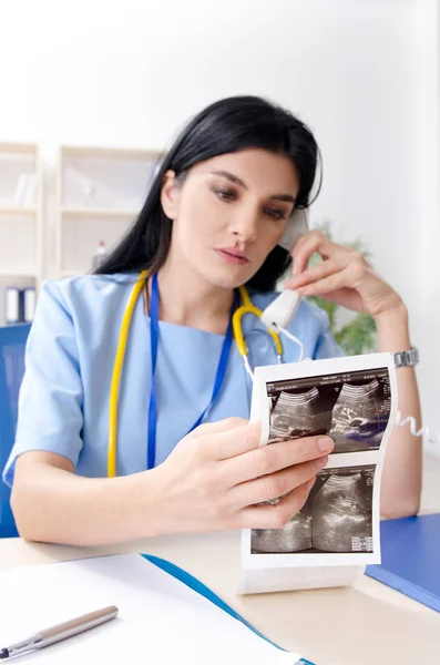 Female Doctor Gynecologist Working Clinic — Stock Photo, Image