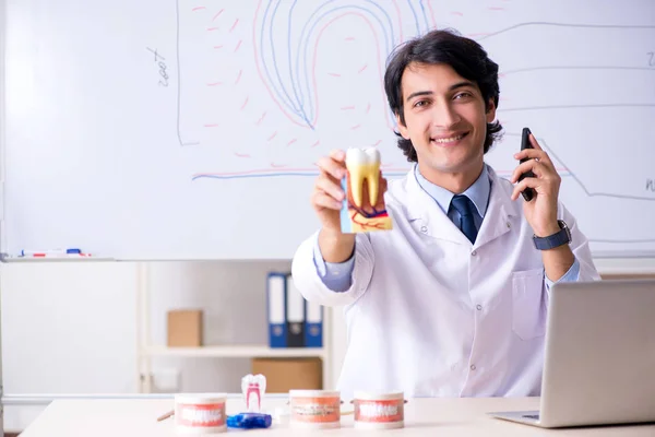 Ung snygg tandläkare framför whiteboarden — Stockfoto