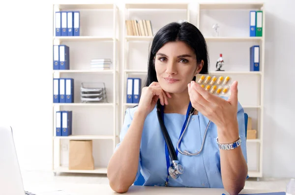 Middelste leeftijd vrouwelijke arts werkzaam in de kliniek — Stockfoto