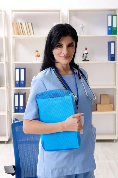 Kobieta lekarz pracujący w klinice w średnim wieku — Zdjęcie stockowe