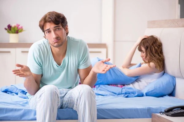 Amateurhaftes Paar Nimmt Sich Im Schlafzimmer Auf Amateurhaftes Paar Nimmt Sich Im Schlafzimmer Auf