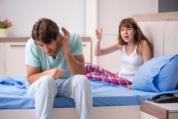 Pareja joven en el dormitorio — Foto de Stock