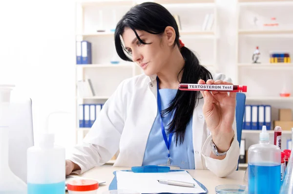 Química femenina trabajando en el laboratorio — Foto de Stock