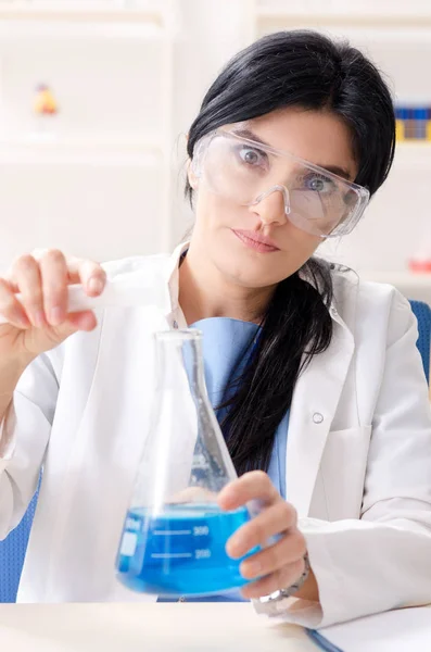 Química feminina a trabalhar no laboratório — Fotografia de Stock