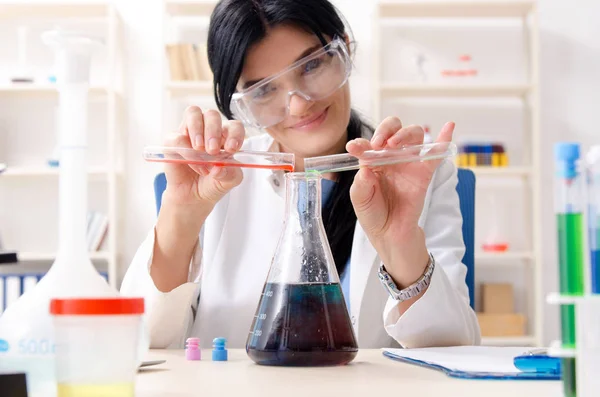 Química feminina a trabalhar no laboratório — Fotografia de Stock