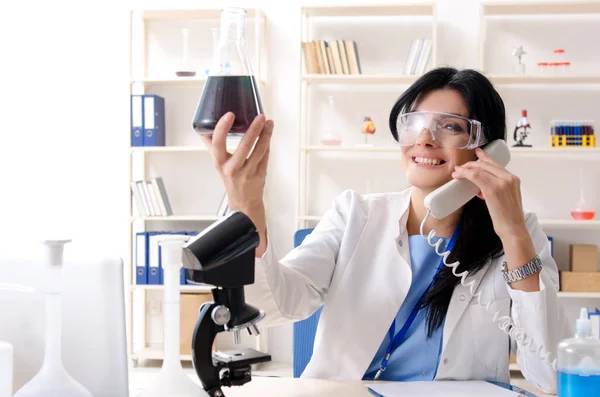 Química femenina trabajando en el laboratorio —  Fotos de Stock