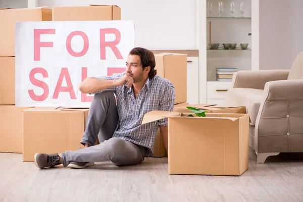 Jonge man home te koop aanbieden en verhuizen — Stockfoto