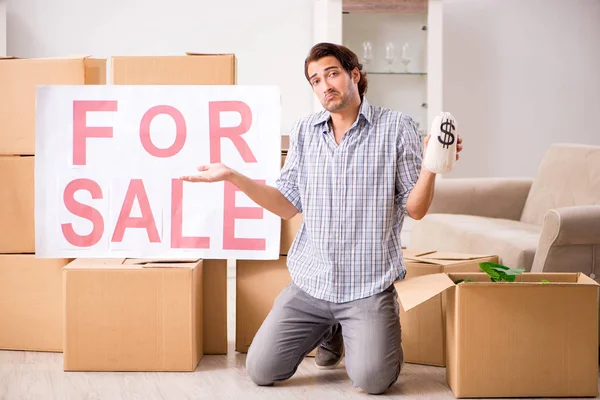 Joven ofreciendo casa para la venta y mudarse — Foto de Stock