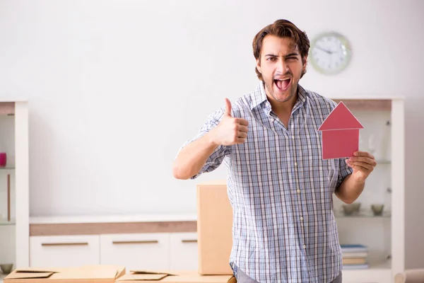 Joven ofreciendo casa para la venta y mudarse — Foto de Stock