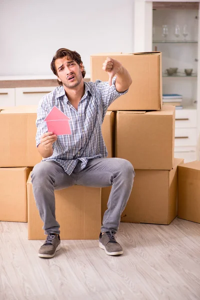 Joven ofreciendo casa para la venta y mudarse — Foto de Stock