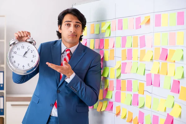 Joven empleado guapo con muchas prioridades contradictorias —  Fotos de Stock