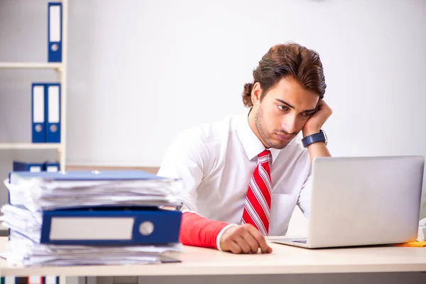 Empregado ferido que trabalha no escritório — Fotografia de Stock