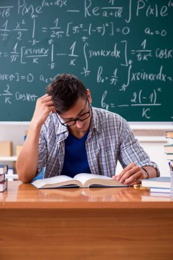 Genç erkek öğrenci okulda matematik
